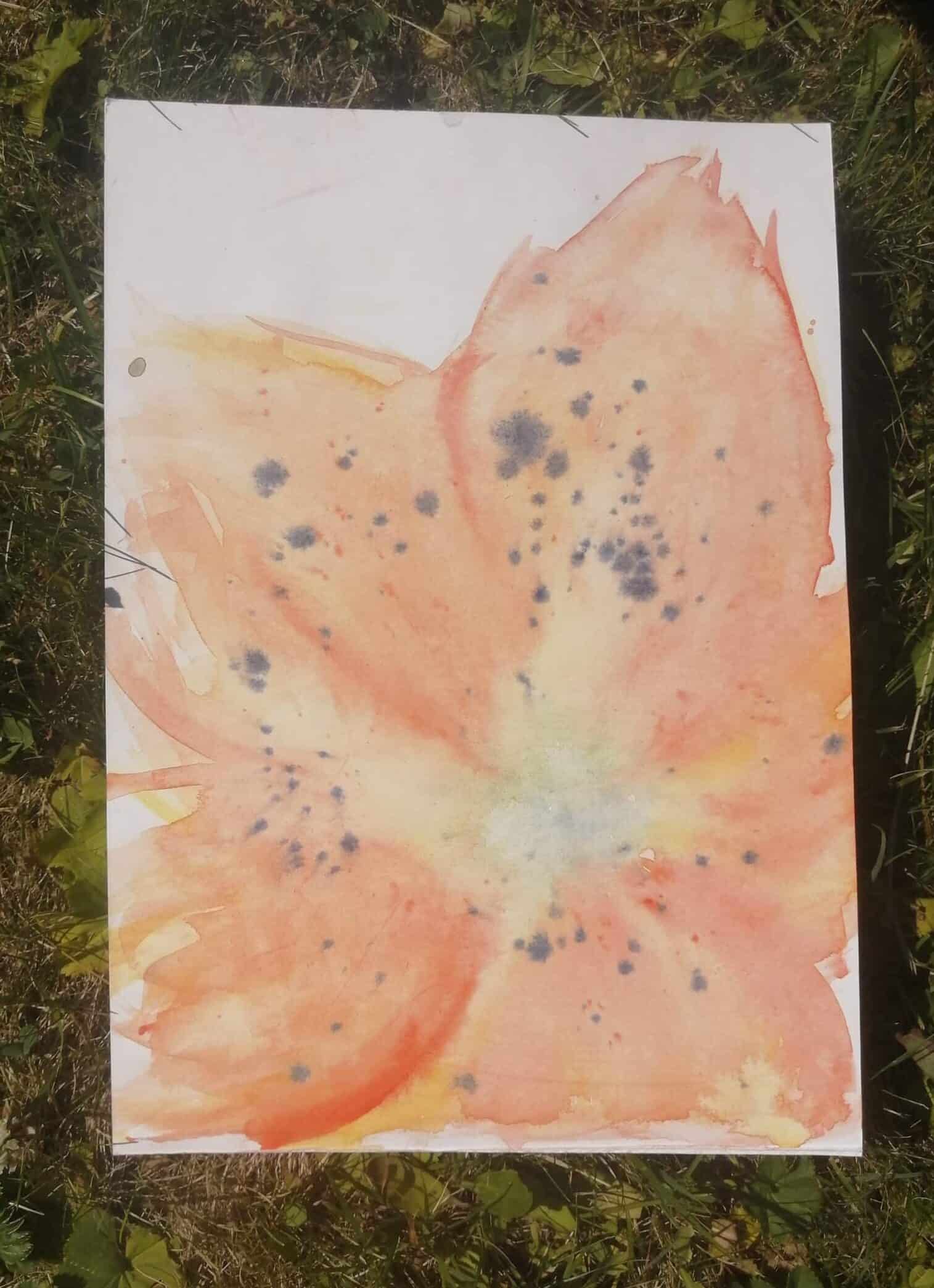 Blommönstrad akvarellmålning på papper, konstverk med rosa och blå färger.